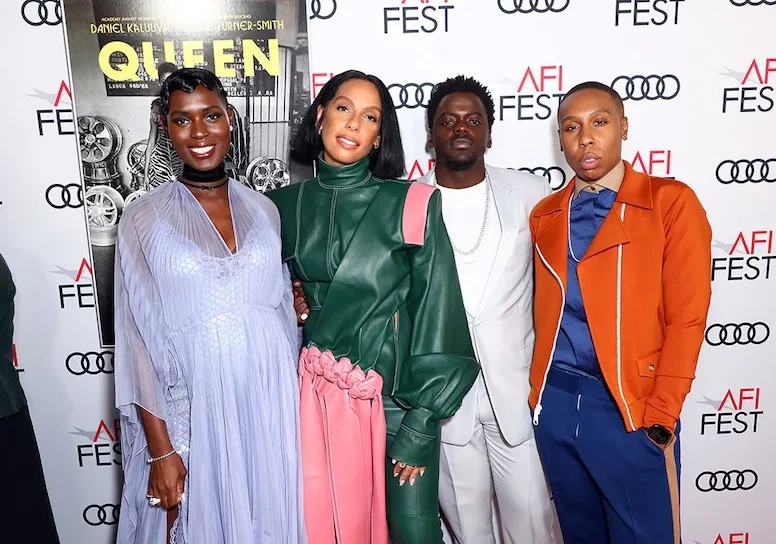 同人动漫团队与国际明星在红毯上的合影